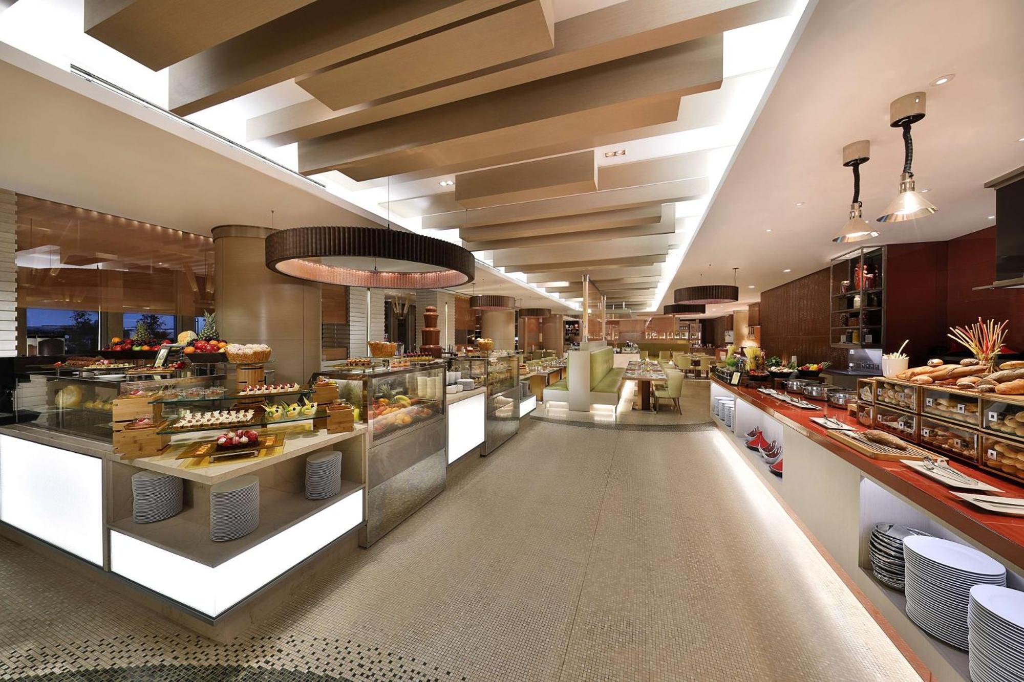 Hilton Riyadh Hotel & Residences エクステリア 写真 The buffet at the Grand Hyatt Hotel, Colombo, Sri Lanka