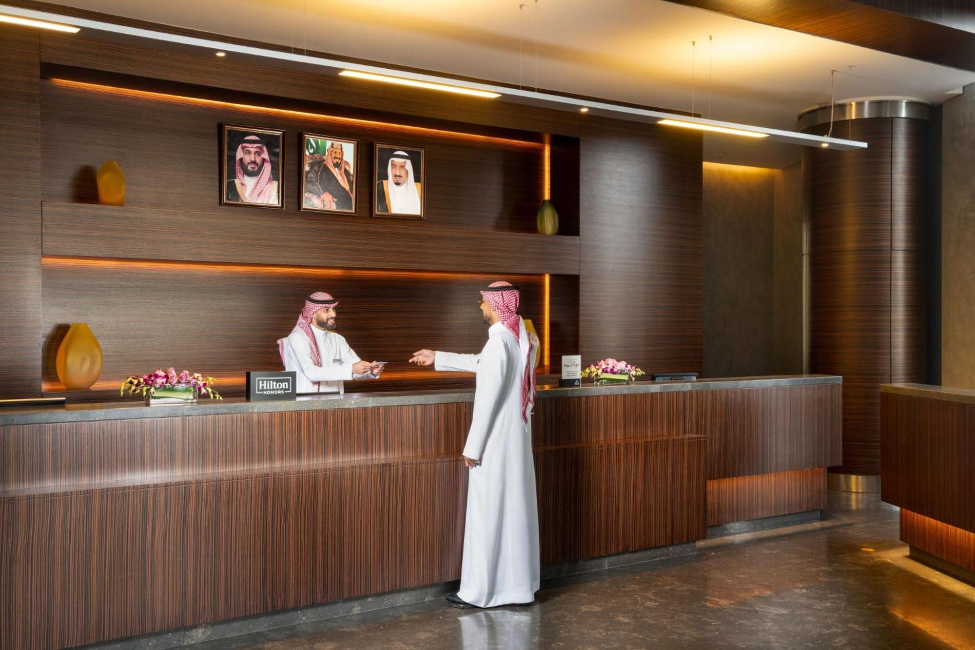 Hilton Riyadh Hotel & Residences エクステリア 写真 A Saudi Arabian man in traditional dress